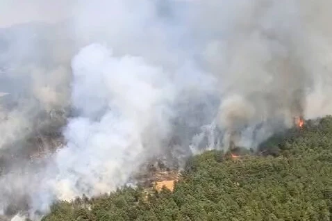 Uşak ve İzmir Bergama’da yangınlara müdahale sürüyor