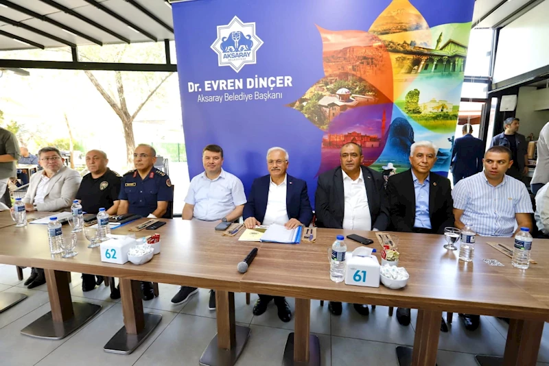 VALİ KUMBUZOĞLU VE BAŞKAN DİNÇER, MUHTARLARLA İSTİŞARE TOPLANTISINDA BİR ARAYA GELDİ