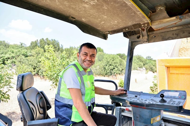 Başkan Çavuşoğlu kırsalda asfalt mesaisinde