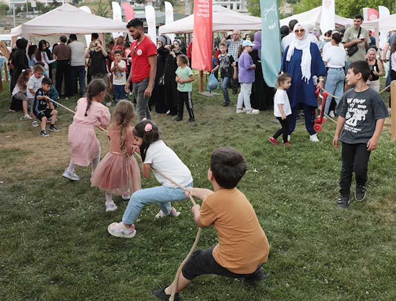 ŞÖLENLERDE GELENEKSEL TÜRK OYUNLARI UNUTULMADI