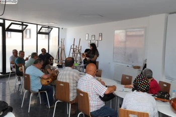 KIDEMLİ VATANDAŞLAR BU KEZ BAĞLAMA KURSUNDA BİR ARAYA GELDİ