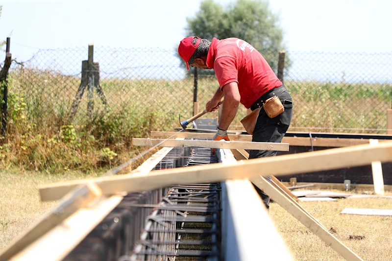 Futbol, basketbol ve voleybol sahalarında çalışmalar başladı: İlk proje Adapazarı Kurtbeyler’e