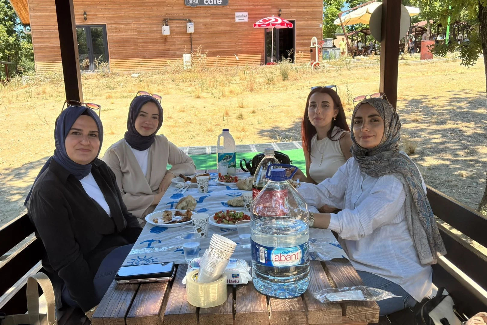 Bursalı genç inşaat mühendislerinin piknik keyfi