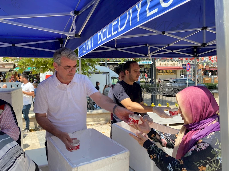 İZMİT BELEDİYESİ’NDEN GÖNÜLLERİ ISITAN AŞURE İKRAMI