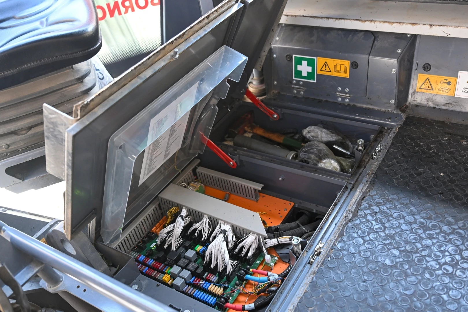 İzmir Bornova’da belediyeye ait araçlara saldırı