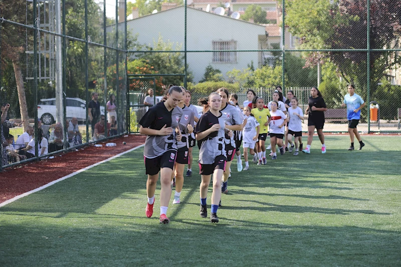 BAŞKENTLİ KIZLAR SAHADA