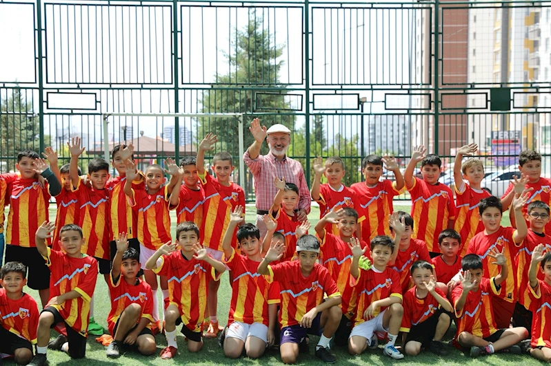 BAŞKAN ÇOLAKBAYRAKDAR YAZ OKULLARINDA ÇOCUKLARLA BULUŞTU