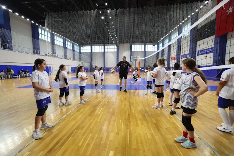 İBB SPOR OKULLARI YAZ DÖNEMİNDE DE ON BİNLERCE ÇOCUĞU SPORLA BULUŞTURUYOR