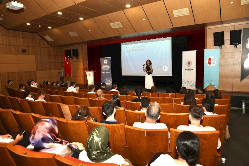 BÜYÜKŞEHİR ÜNİVERSİTE ADAYLARININ YANINDA