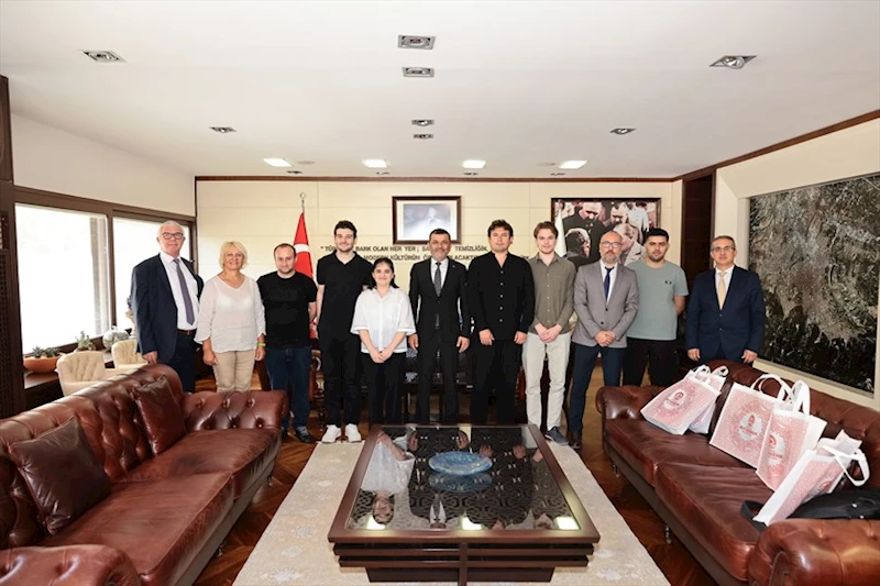 Uluslararası ustalar, Pamukkale Açık Satranç Turnuvası öncesi Başkan Çavuşoğlu’nu ziyaret etti