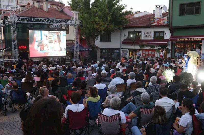 ODUNPAZARI’NDA AÇIK HAVA FİLM GÜNLERİ NOSTALJİK BİR BAŞLANGIÇ YAPTI