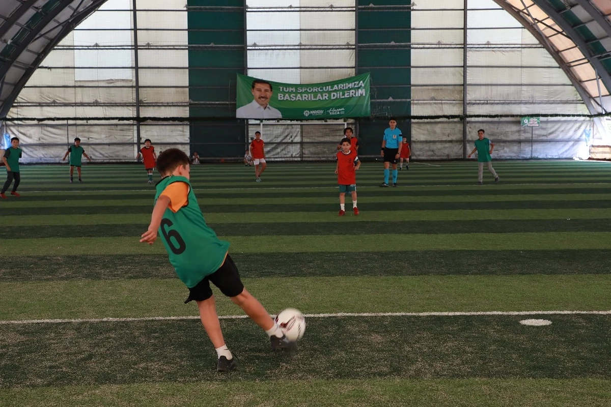 676 öğrenci sahada ter döküyor