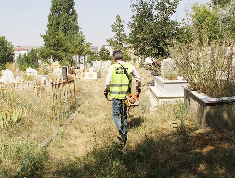 Mezarlık ve Türbelerde Yoğun Çalışma Sürüyor