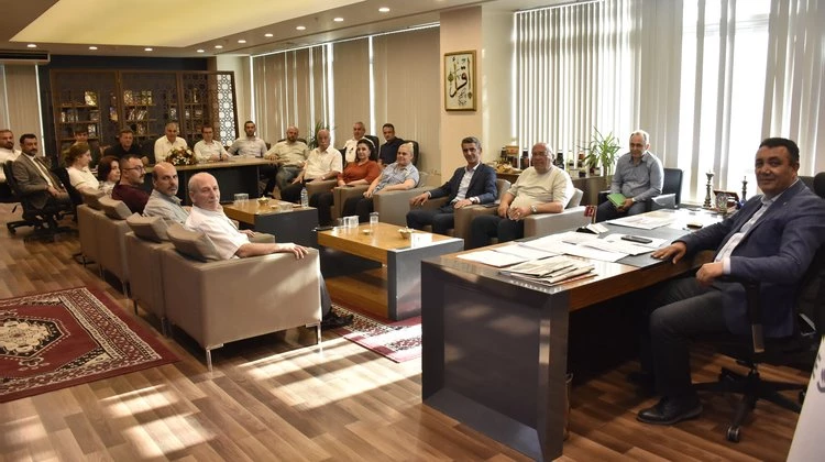 BAŞKANIMIZ, BELEDİYE BAŞKAN YARDIMCILARIMIZ VE BİRİM MÜDÜRLERİMİZLE KAPSAMLI TOPLANTI GERÇEKLEŞTİRDİ