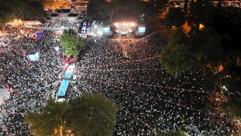Fuarın Zirve Gecesi; Merve Özbey Sahneye Damga Vurdu