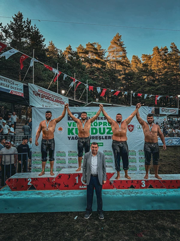 Kemer Belediye güreşçileri kürsüye çıktı