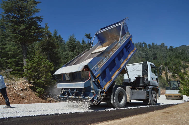 Antalya Büyükşehir Belediyesi’nden  Kaş Çimbir yolunda asfalt çalışması
