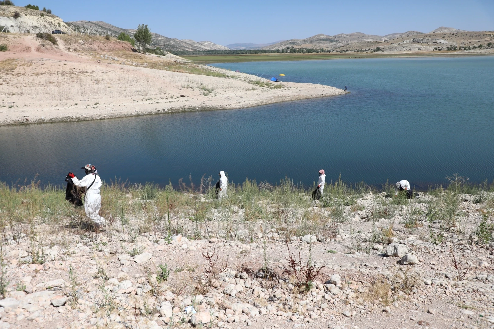Altınapa Baraj Gölü çevresinde temizlik çalışması yaptı