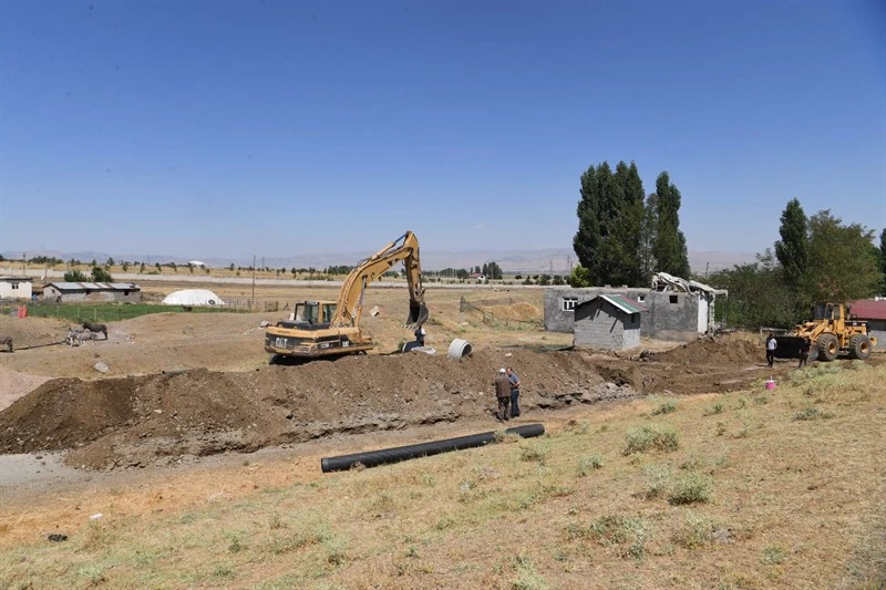 GÜZELTEPE MAHALLESİNE YAKLAŞIK  KM KANALİZASYON HATTI DÖŞENİYOR