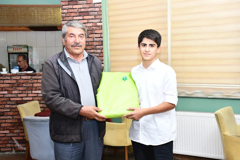 Belediye Başkanımız Sayın. Abdulhalık Taşkın’dan Başarılı Öğrencilere Tebrik ve Ödül