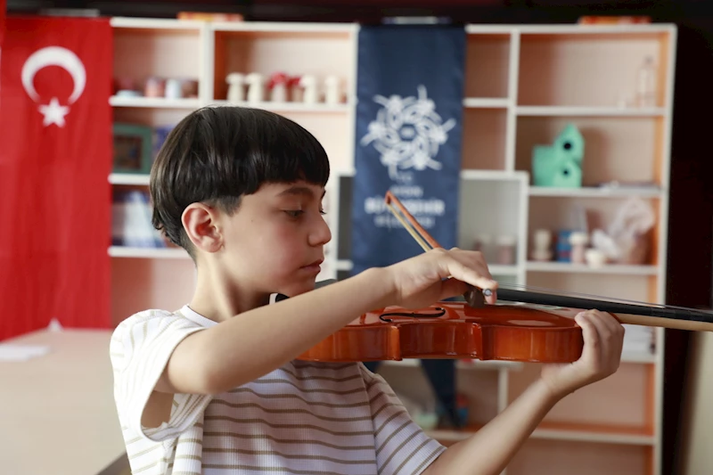 BAŞKAN ÇERÇİOĞLU İLE AYDINLI MİNİKLER KEMAN ÖĞRENİYOR