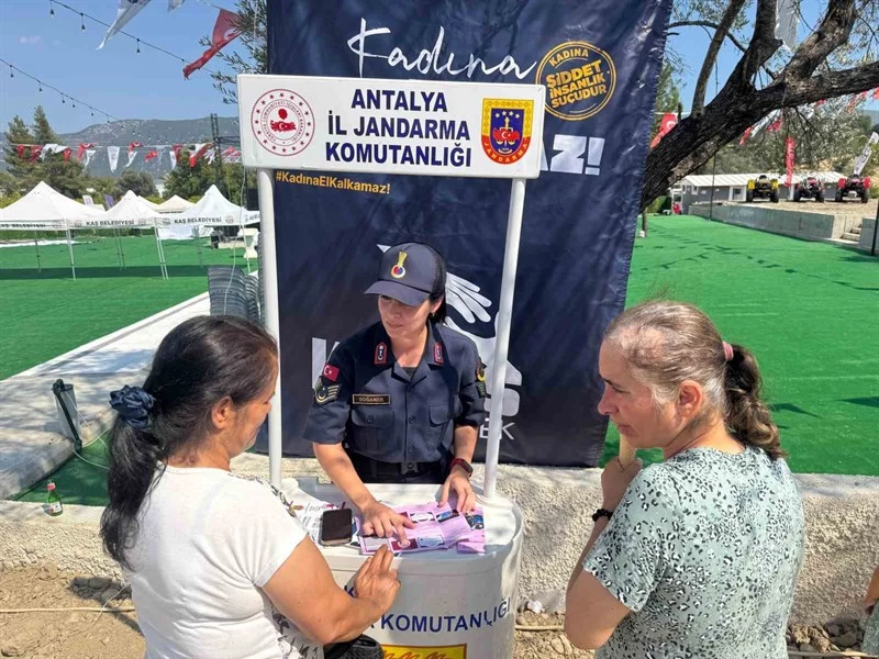 Antalya’da ’KADES’ ve ’Kadına El Kalkamaz’ Etkinliğiyle Vatandaşlara Bilgilendirme Yapıldı