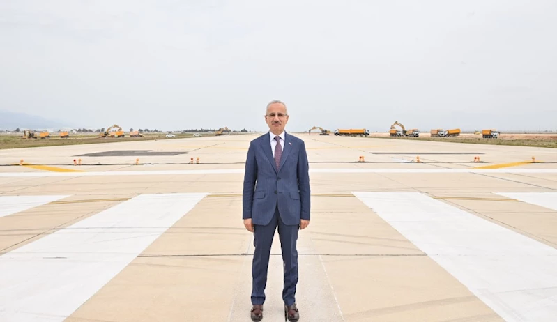 HATAY HAVALİMANI’NDA DEPREMİN İZLERİ SİLİNİYOR