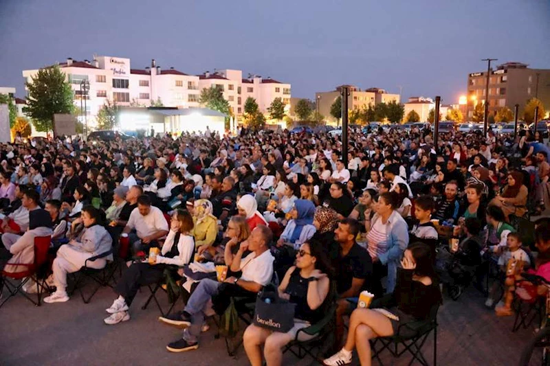 ODUNPAZARI’NDA AÇIK HAVA FİLM NOSTALJİSİ DEVAM EDİYOR