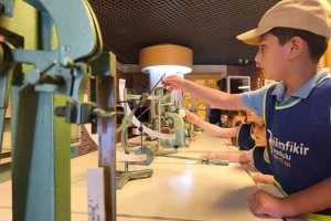 KAĞIT MÜZESİNDE MİNİKLER TARİHE DOKUNUYOR