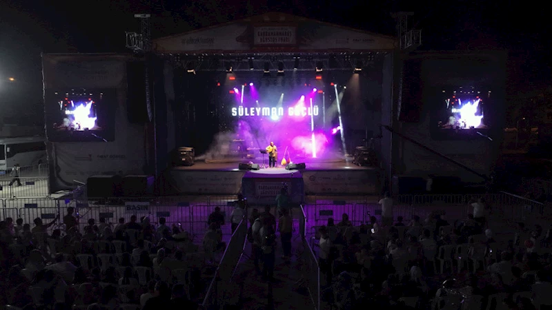 Güçlü ve Pehlivan Söyledi, Müzikseverler Eşlik Etti