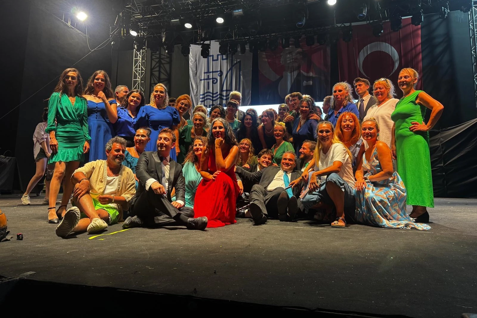 Sokağın Kadınları Sakız Ağacım için oynandı