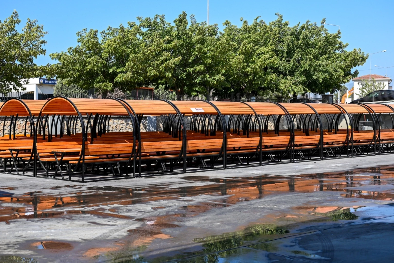 İzmir Bornova parklarına kapalı bank konforu