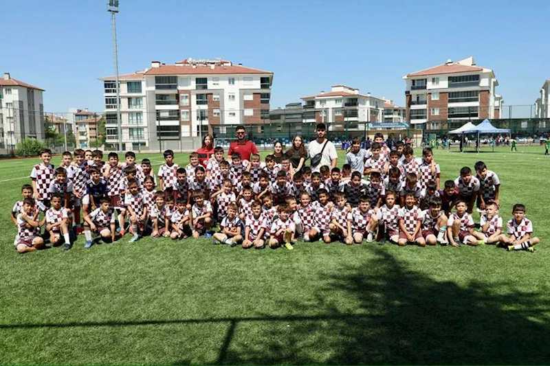 ODUNPAZARI BELEDİYESİ’NDEN SÜREYYA ÖZKEFE ANISINA MİNİKLER FUTBOL TURNUVASI