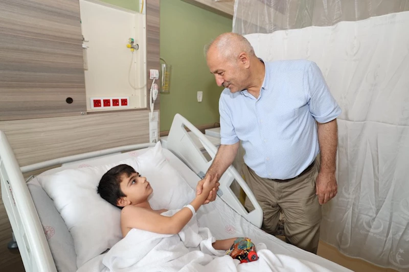 Başkan Büyükgöz’den Sünnet Olan Miniklere Moral Ziyareti