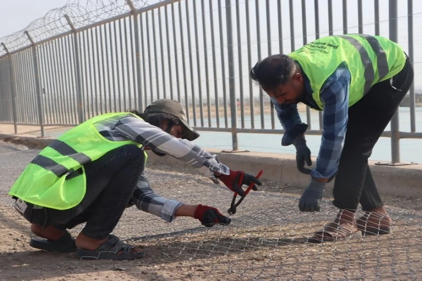Sulama kanalında can güvenliği için tel örgü önlemi