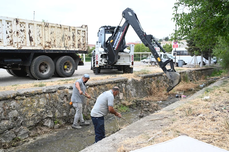 -AÇIK KANAL TEMİZLİK ÇALIŞMALARI DÜZENLİ OLARAK SÜRDÜRÜLÜYOR