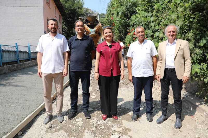 İZMİT BELEDİYESİNDEN ÜÇ MAHALLEYİ BİRLEŞTİREN SOKAKTA GÜVENLİ ULAŞIM ADIMI