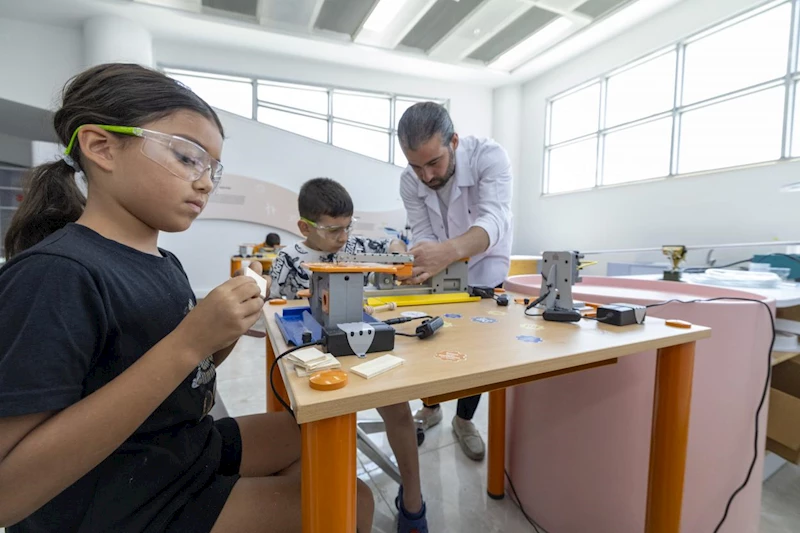 Büyükşehir’in Mercan Bilim Merkezi’nde Yaz Okulu Atölyeleri Sürüyor