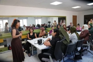 DBB’nin kursundan faydalanan kadınlara toplumsal cinsiyet odaklı atölye