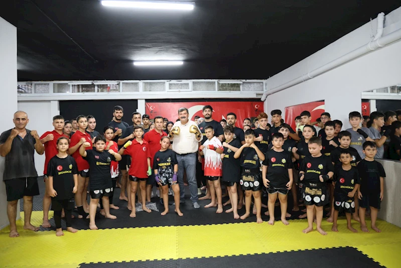 BAŞKAN YILDIZ, MUAY THAİ SPORCULARIYLA BULUŞTU