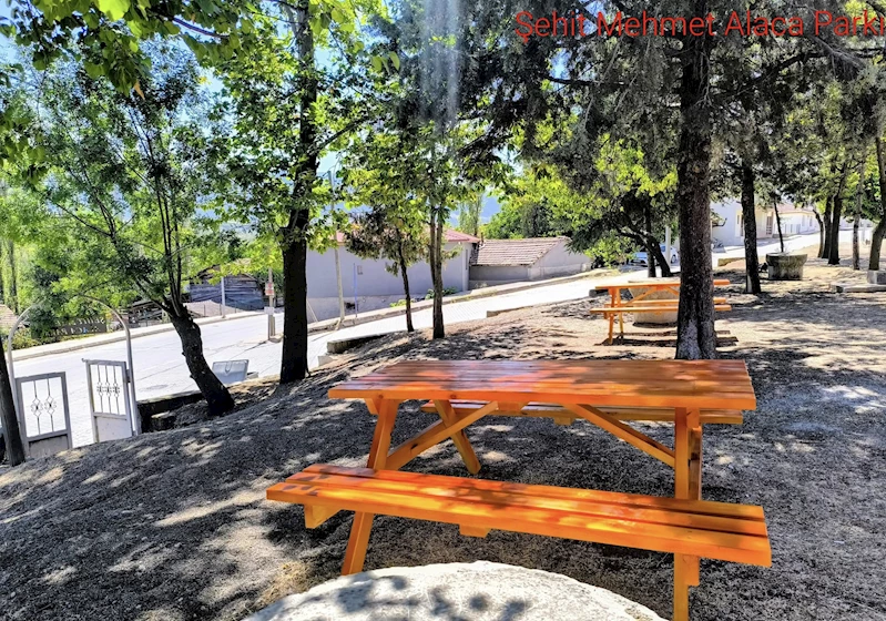 Belediyemiz İlçemizin yeşil alanlarında bulunan park ve bahçelerini güzelleştirmeye devam ediyor.