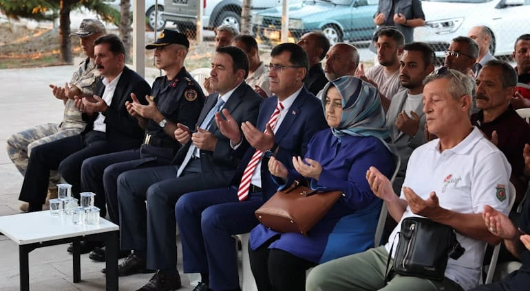 AZİZ ŞEHİTLERİMİZ İÇİN DUALAR SEMAYA YÜKSELDİ