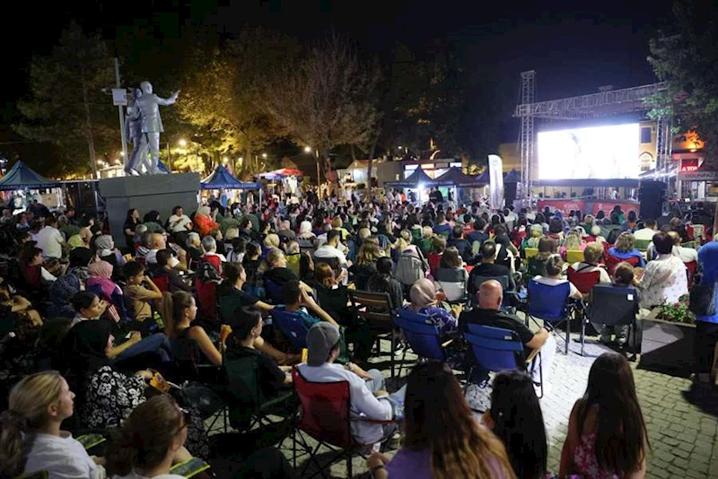 ODUNPAZARI’NDA YAZ AKŞAMLARI SİNEMA KEYFİ SÜRÜYOR