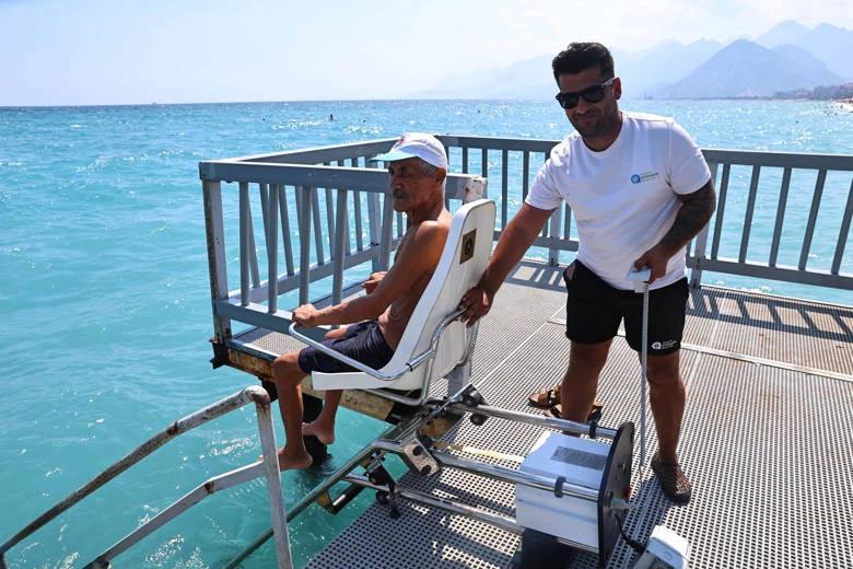 Büyükşehir’in engelsiz plajlarına ziyaretçi akını