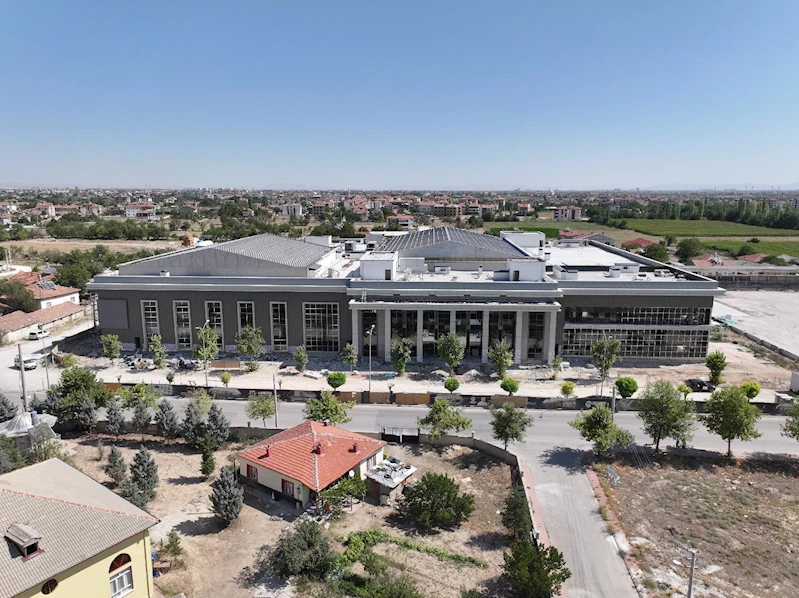 YARI OLİMPİK HAVUZLU VE FIFA STANDARTLI SAHALARI İLE KARATAY