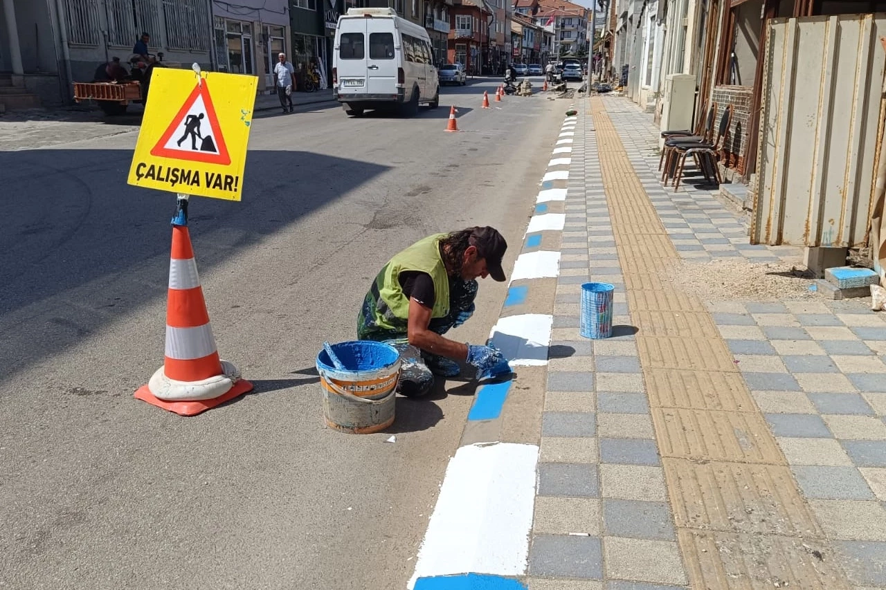 Bilecik Pazaryeri kaldırımlarına “Mavi-Beyaz” makyaj