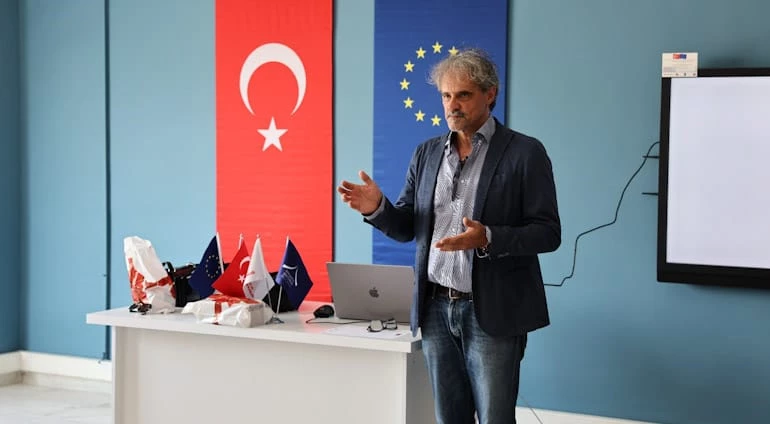 DİJİTAL FORM VE DESEN TASARIMI EĞİTİMİYLE GELENEKSEL MOTİFLER ÇAĞDAŞ TASARIMLARLA BİRLEŞTİ