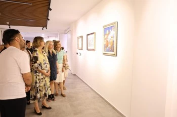 “KESİŞEN İZLER” SERGİSİ  SANAT SOKAĞI’NDA AÇILDI