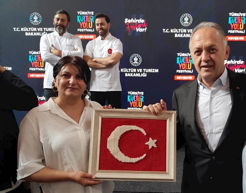 Atölyemizde Dokuduğumuz Türk Bayrağını Hediye Ettik
