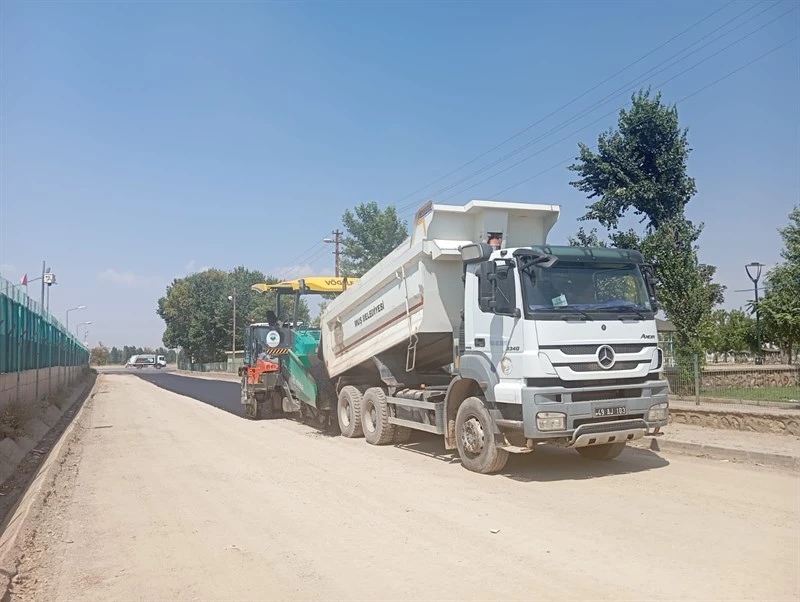 AHMED-İ XANİ PARKI GÜZERGAHINDAKİ YOL ASFALTLANARAK YENİLENDİ.